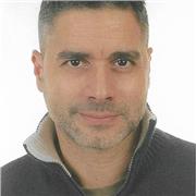 Profesor (italiano nativo), investigador titulado que imparte clase de Matemática, Física, Tecnología y Italiano